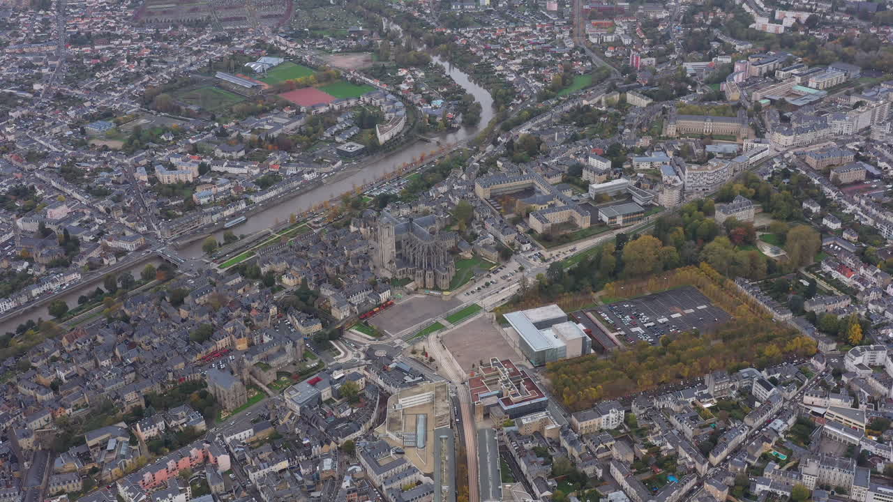 높은 공중에서 르 만 대성당, 프랑스 시내의 큰 전망, 사르테, 구름이 가득한 날