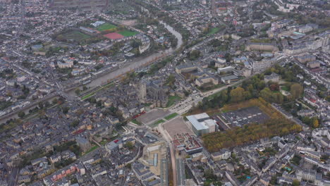 Hohe-Luftaufnahme-Der-Kathedrale-Von-Le-Mans,-Stadtzentrum,-Frankreich,-Sarthe,-Bewölkter-Tag