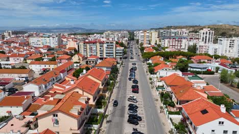 Drohnenschuss-Steigt-über-Der-Avenida-Dom-Sebastiao-In-Costa-Da-Caparica,-Portugal