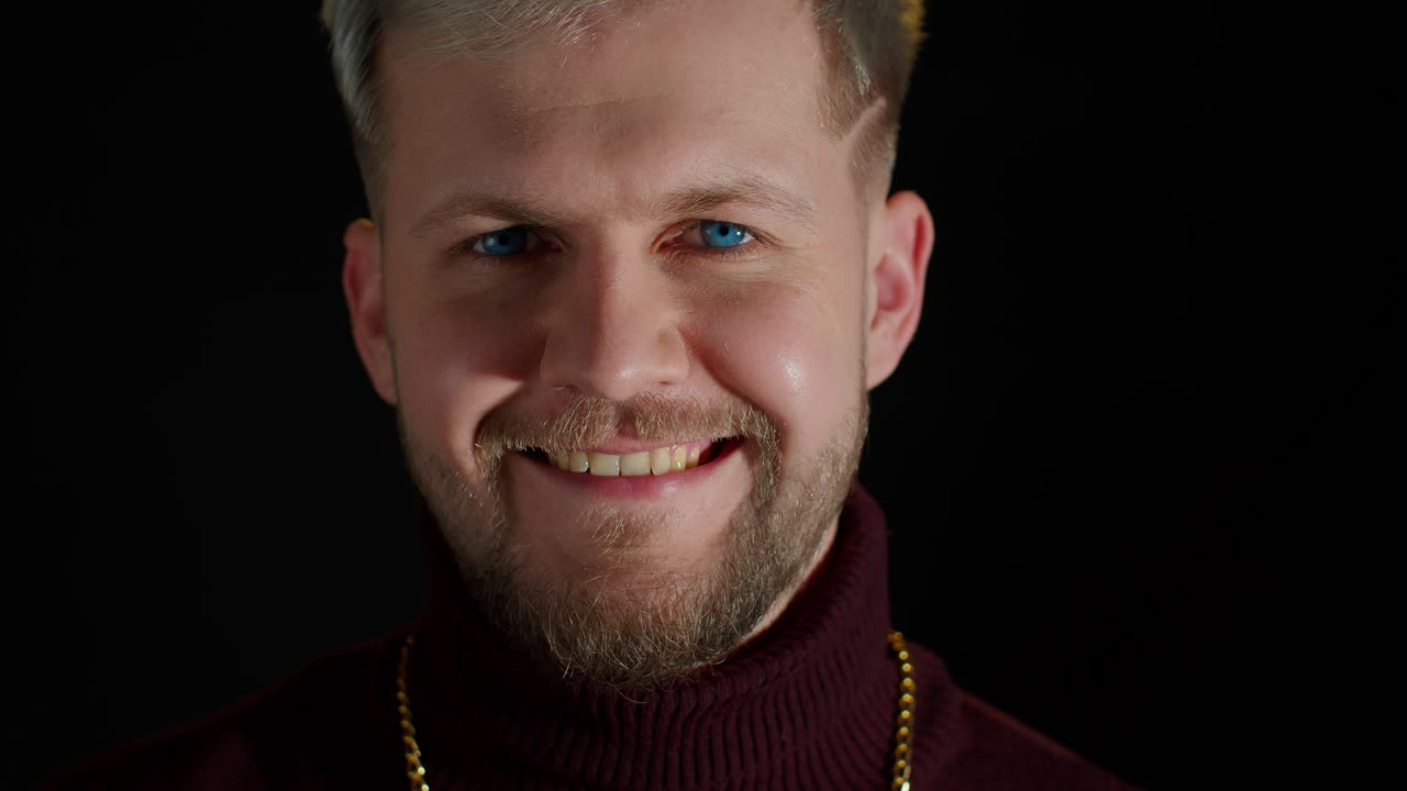 retrato de un hombre sonriente con ojos azules