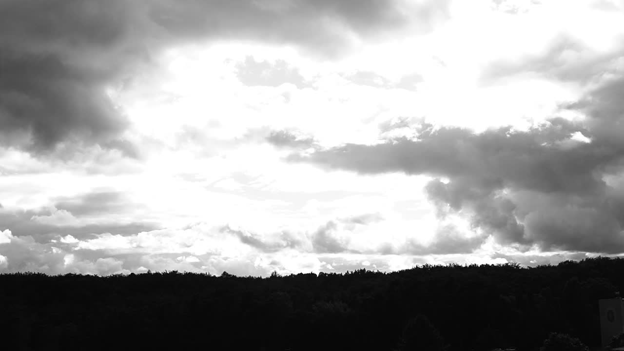 하늘에서 움직이는 구름의 흑백 시간 경과