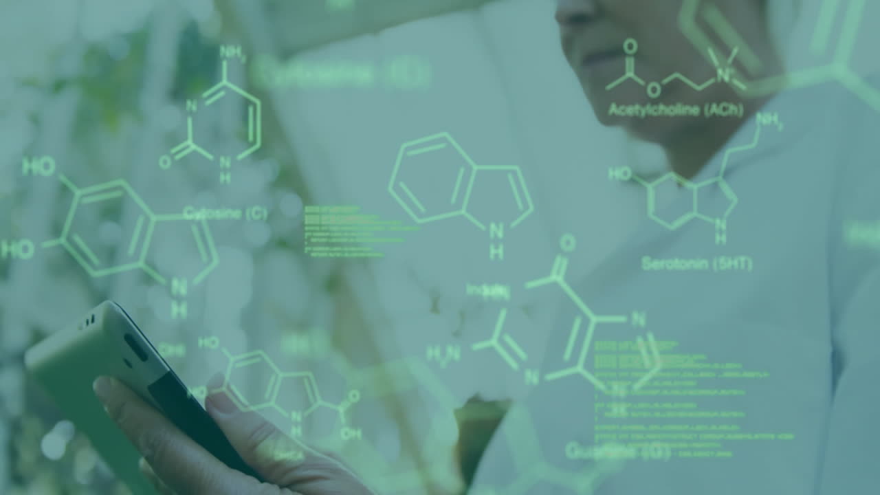 animación de procesamiento de datos y fórmula química sobre una científica caucásica usando una tableta