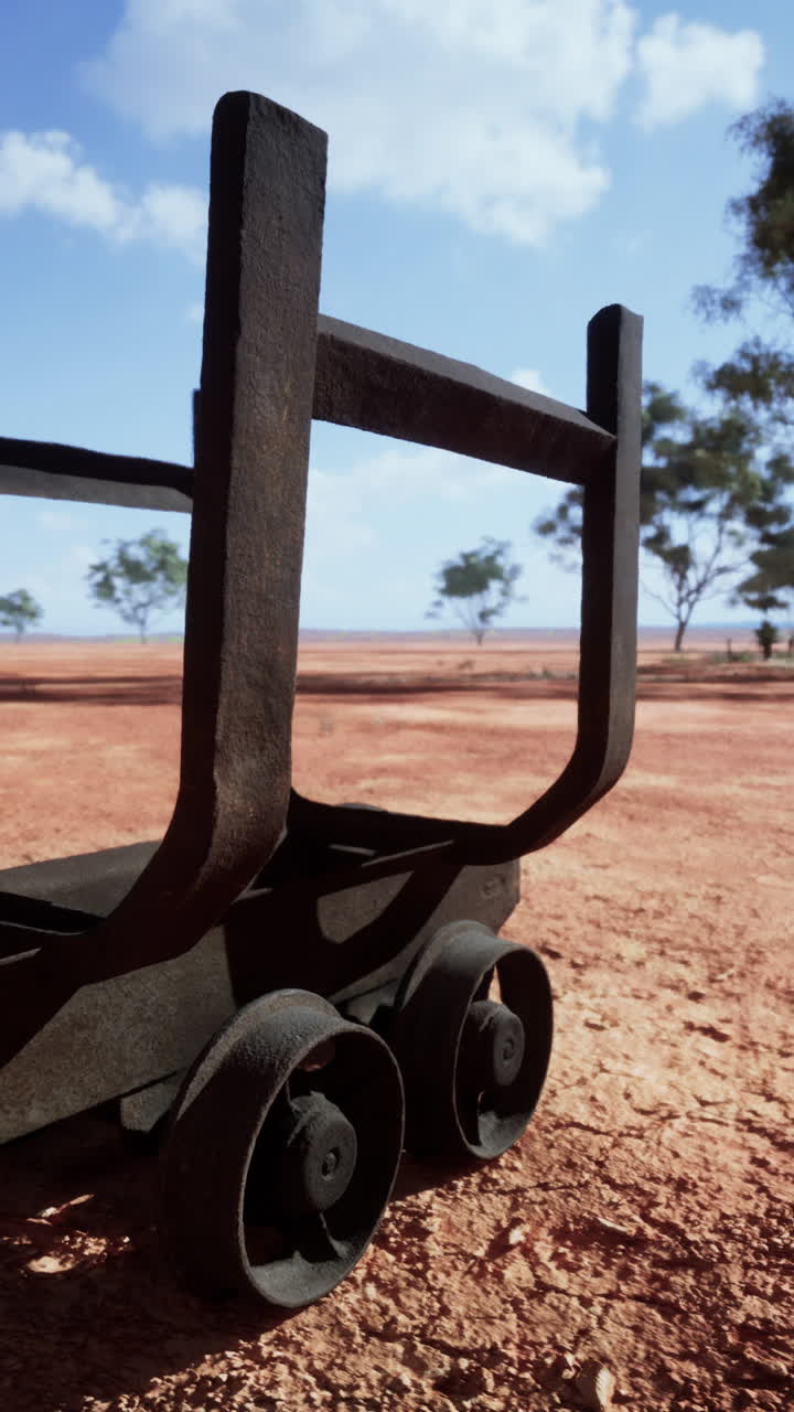 viejo carro de minería en un desierto