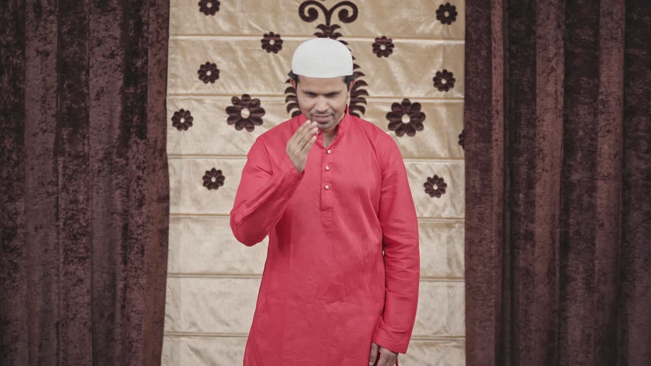 hombre musulmán haciendo saludos y adaab hacia la cámara