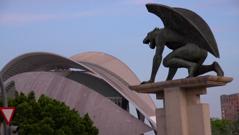 Eine-Mythische-Greifenstatue-In-Der-Nähe-Der-Stadt-Valencia,-Spanien-2