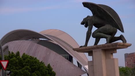 una mítica estatua de grifo cerca de la ciudad de valencia españa 2
