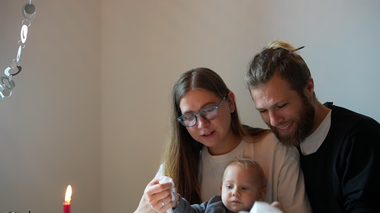 momento de unión familiar con el bebé