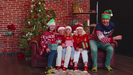 Mehrgenerationenfamilie-Macht-Selfie-Foto-Mit-Timer-Handy-Im-Weihnachtlich-Geschmückten-Haus