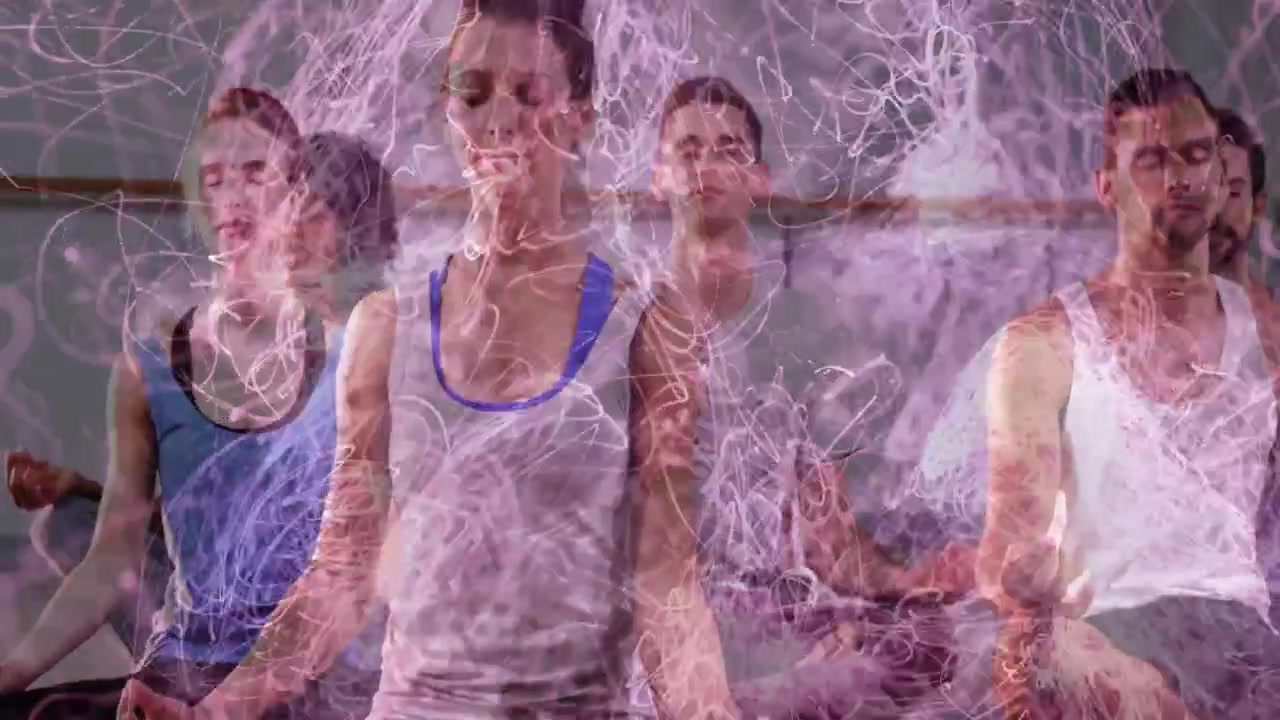 Mujer y grupo haciendo mudras durante la meditación, con una vela encendiendo una superposición púrpura que los envuelve.