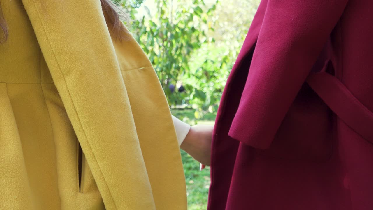 공원에서 손을 잡고 있는 여성들