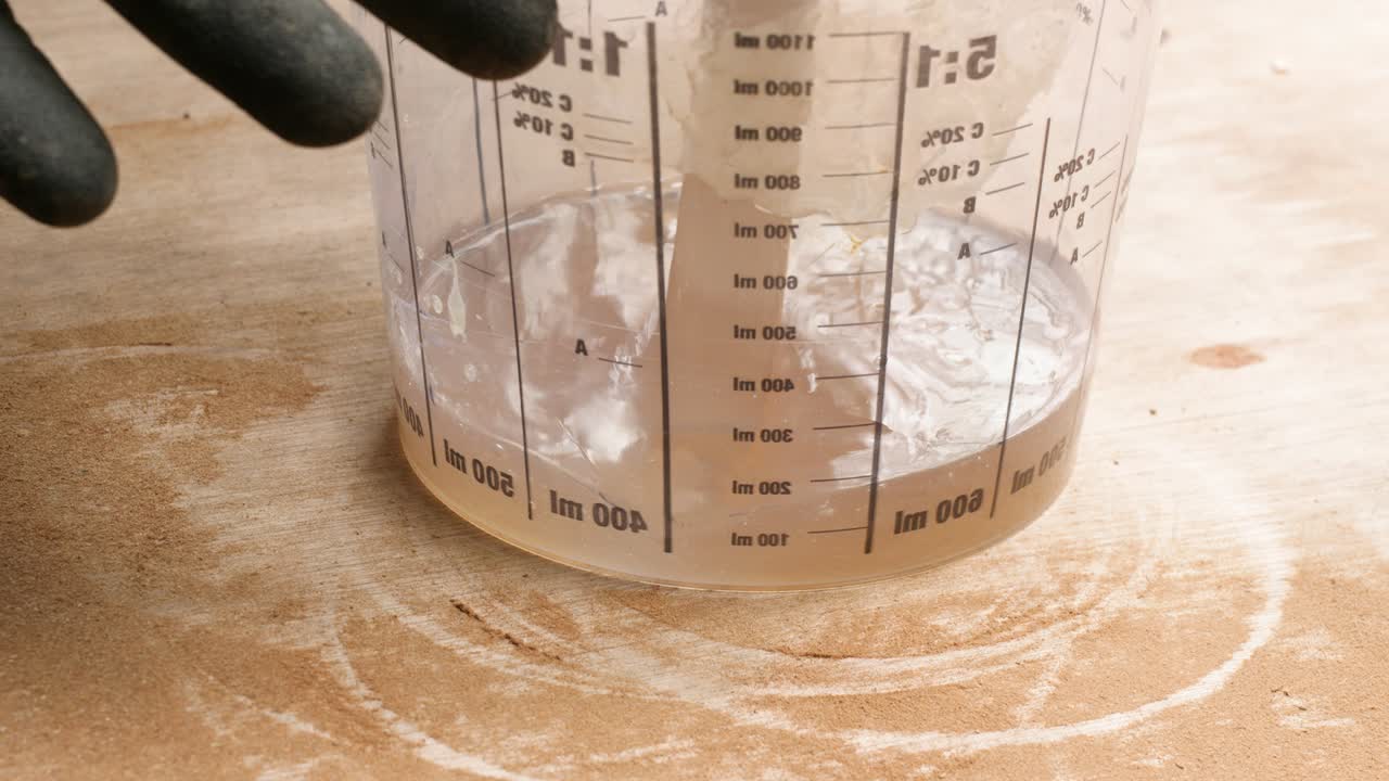 Mixing polyester resin with catalyst in container