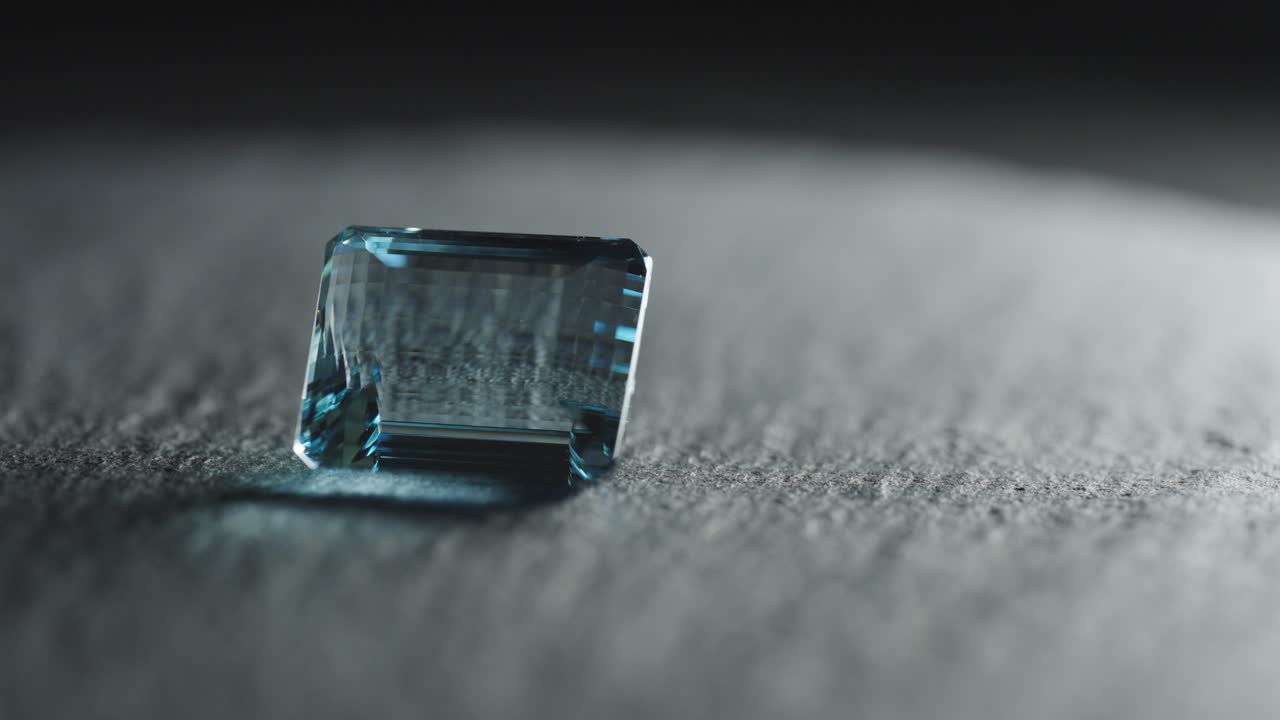 화려한 파란색 보석은 회전하고 반인다.