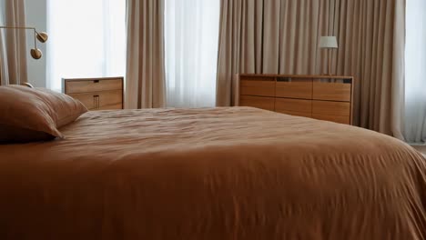 dormitorio moderno y acogedor de color marrón