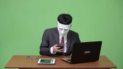 마스크를 쓰고 전자 기기를 함께 사용하는 해커 사업가