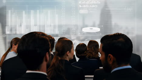 personas de negocios viendo una pantalla con una interfaz digital