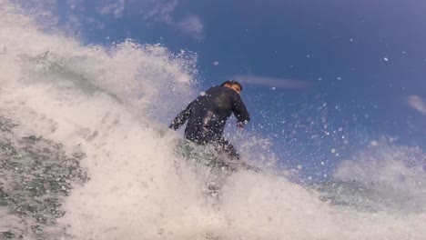 Nahaufnahme-Einer-Zeitlupenaufnahme-Eines-Gutaussehenden-Kerls,-Der-Eine-Grüne-Welle-Am-Guincho-Surfspot-Surft-1