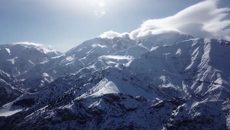 Fliegen-Sie-über-Schneebedeckte-Berg--Und-Hochlanddörfer-Im-Alamut-Tal-Im-Iran.-Ein-Sonniger-Tag-Mit-Viel-Sonnenschein-Am-Blauen-Himmel-Und-Wacholderbäume-In-Der-Malerischen-Landschaft-Sind-Bei-Einem-Ausflug-Im-Freien-Sichtbar