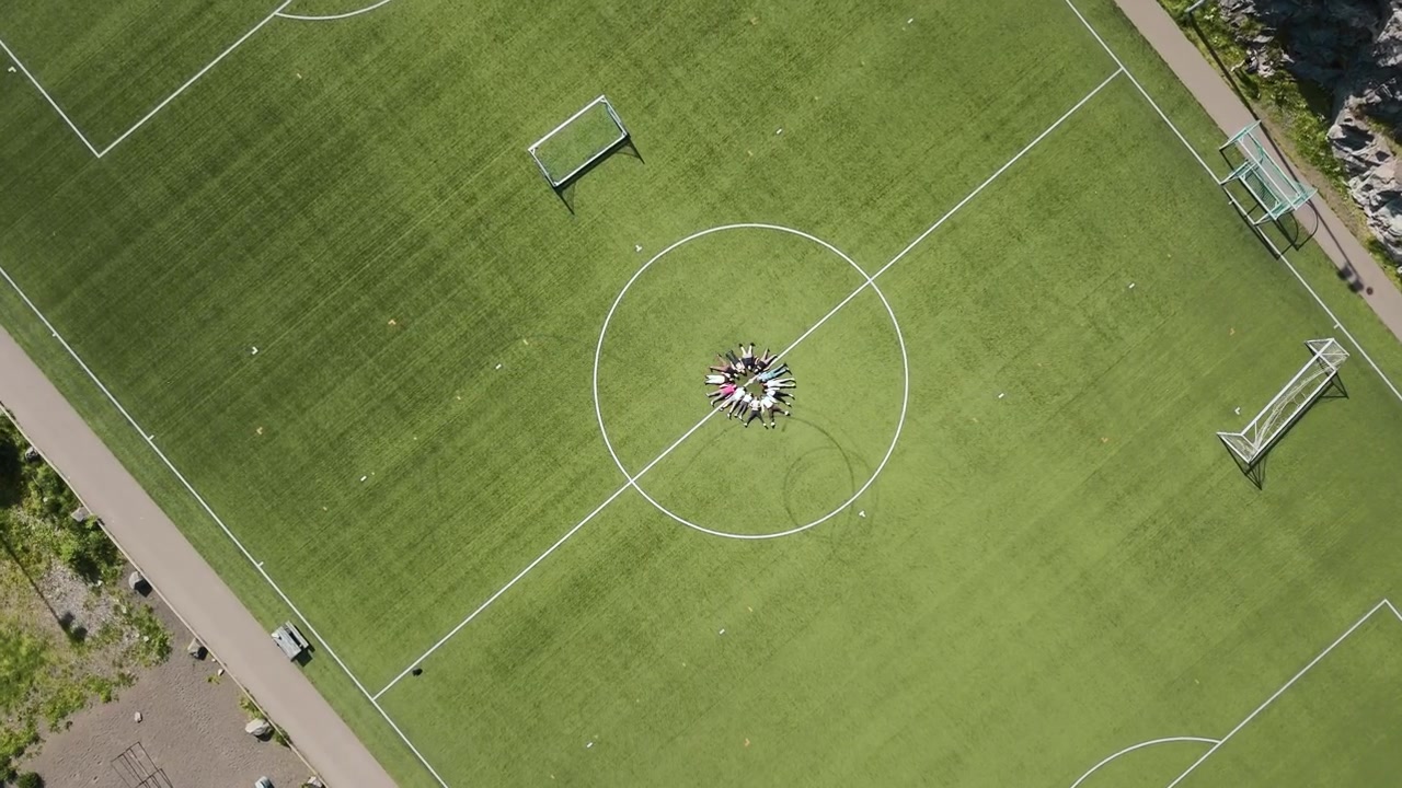 Folk danner en stjerne på banen ved det ikoniske Henningsvær Fodboldstadion