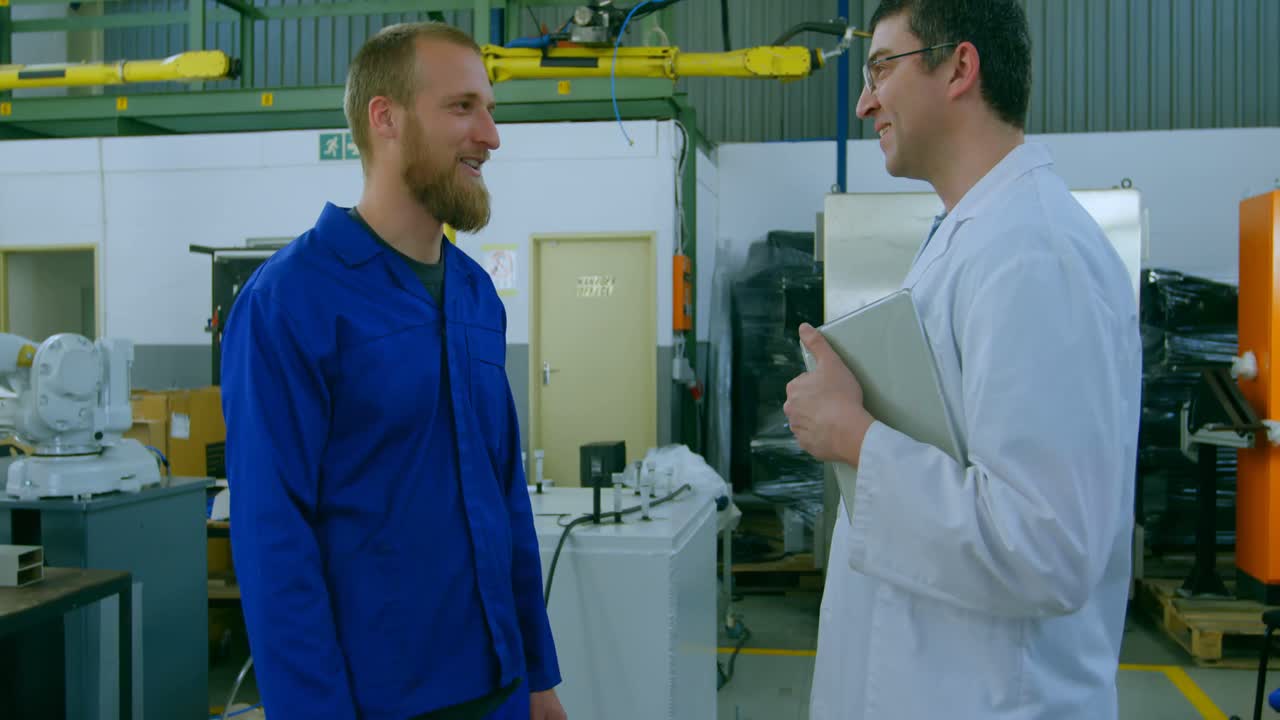 ingenieros robóticos interactuando entre sí 4k