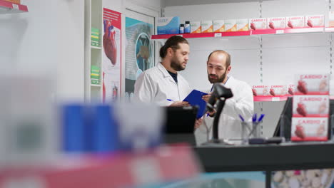 equipo de empleados que proporcionan un stock completo de productos médicos