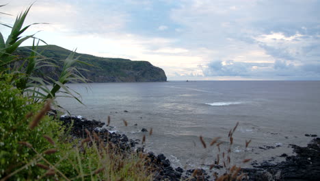 Costa-Volcánica-De-Las-Azores-Con-Acantilados-Y-Olas-Durante-El-Crepúsculo