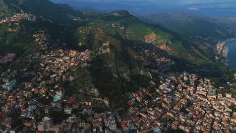 pueblo montañoso de taormina, sicilia