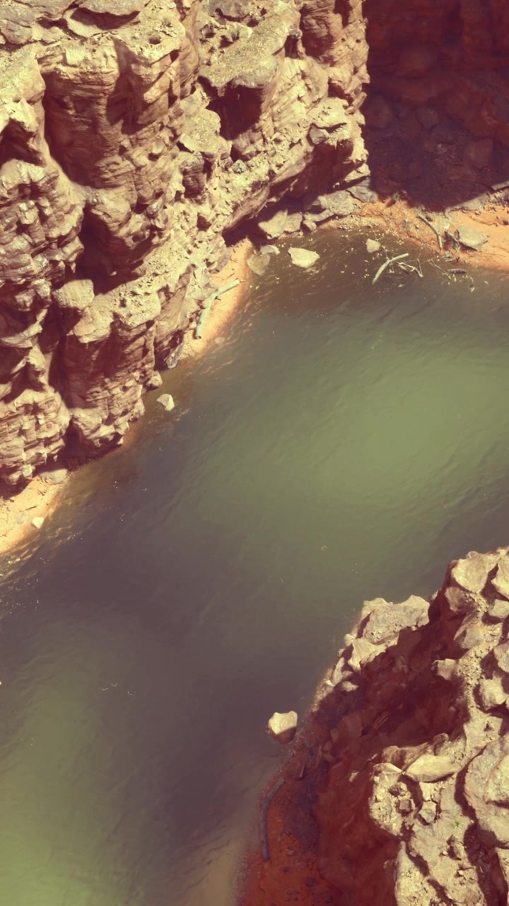 Vista panoramica dell'acqua del canyon circondata da formazioni rocciose alla luce del sole