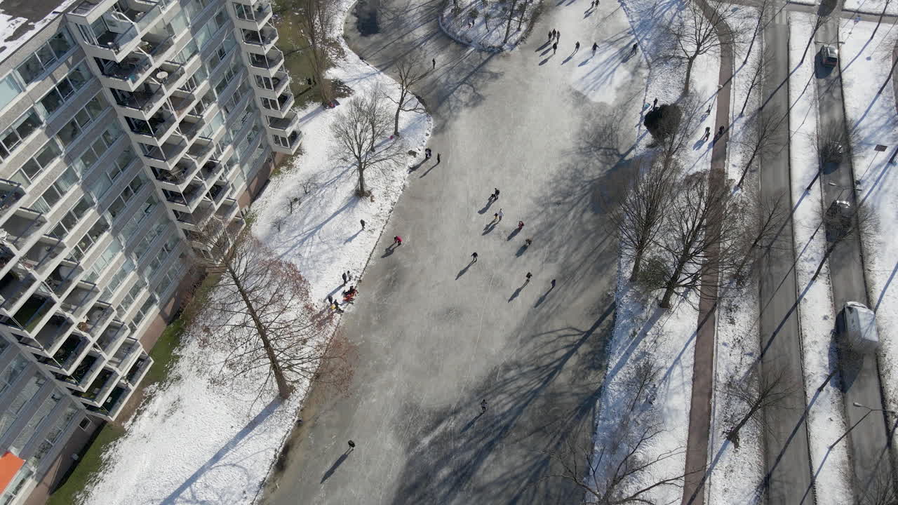 네덜란드의 얼어붙은 연못에서 스케이트를 타는 사람들의 높은 각도