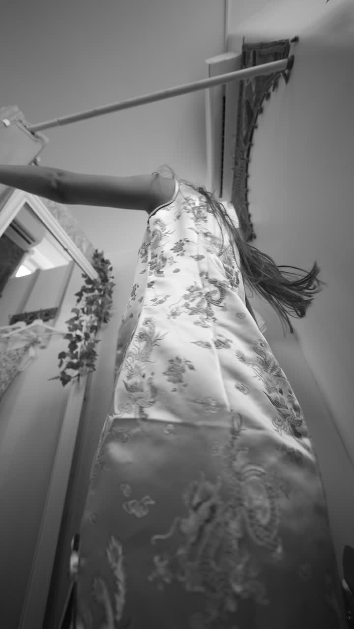 женщина в платье