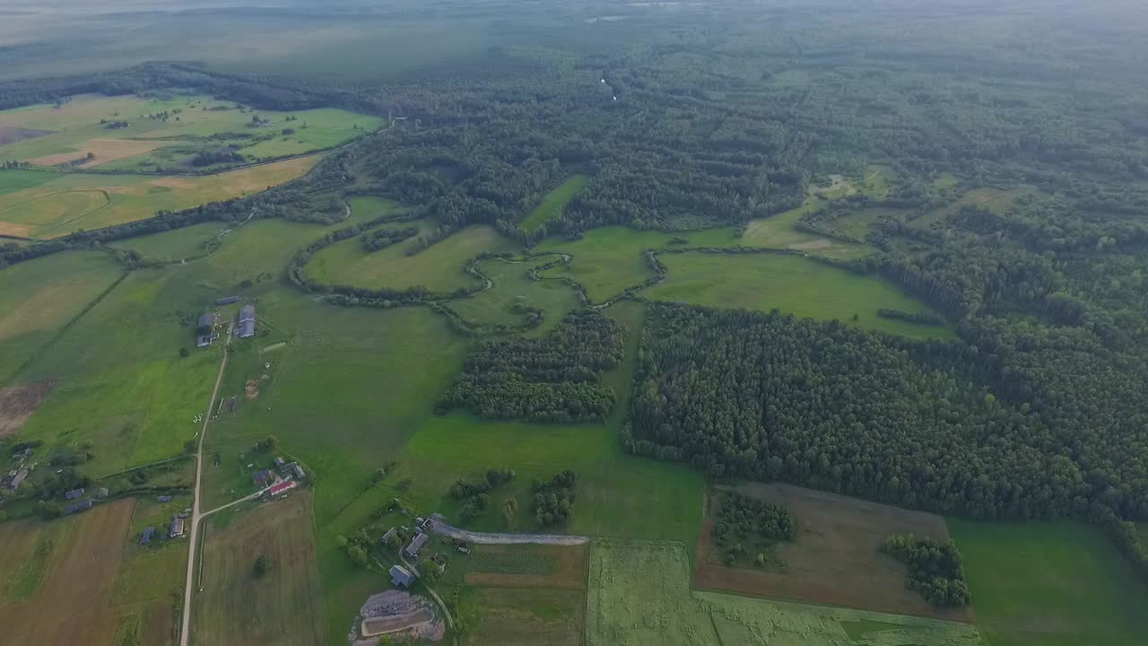 paisaje panorámico del campo en verano desde arriba y desde el suelo con rollos de heno y caminos