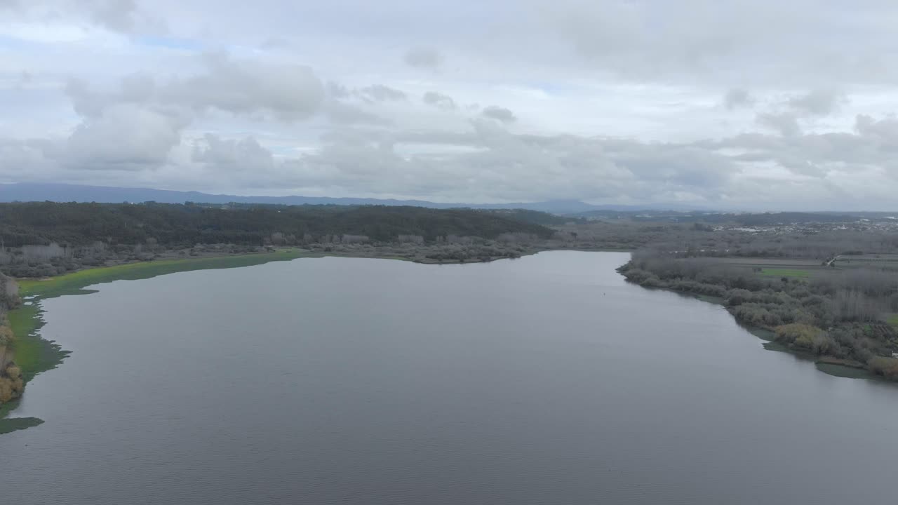vista aérea de un gran lago en un día nublado de otoño