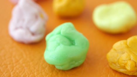un primer plano de un chicle de colores