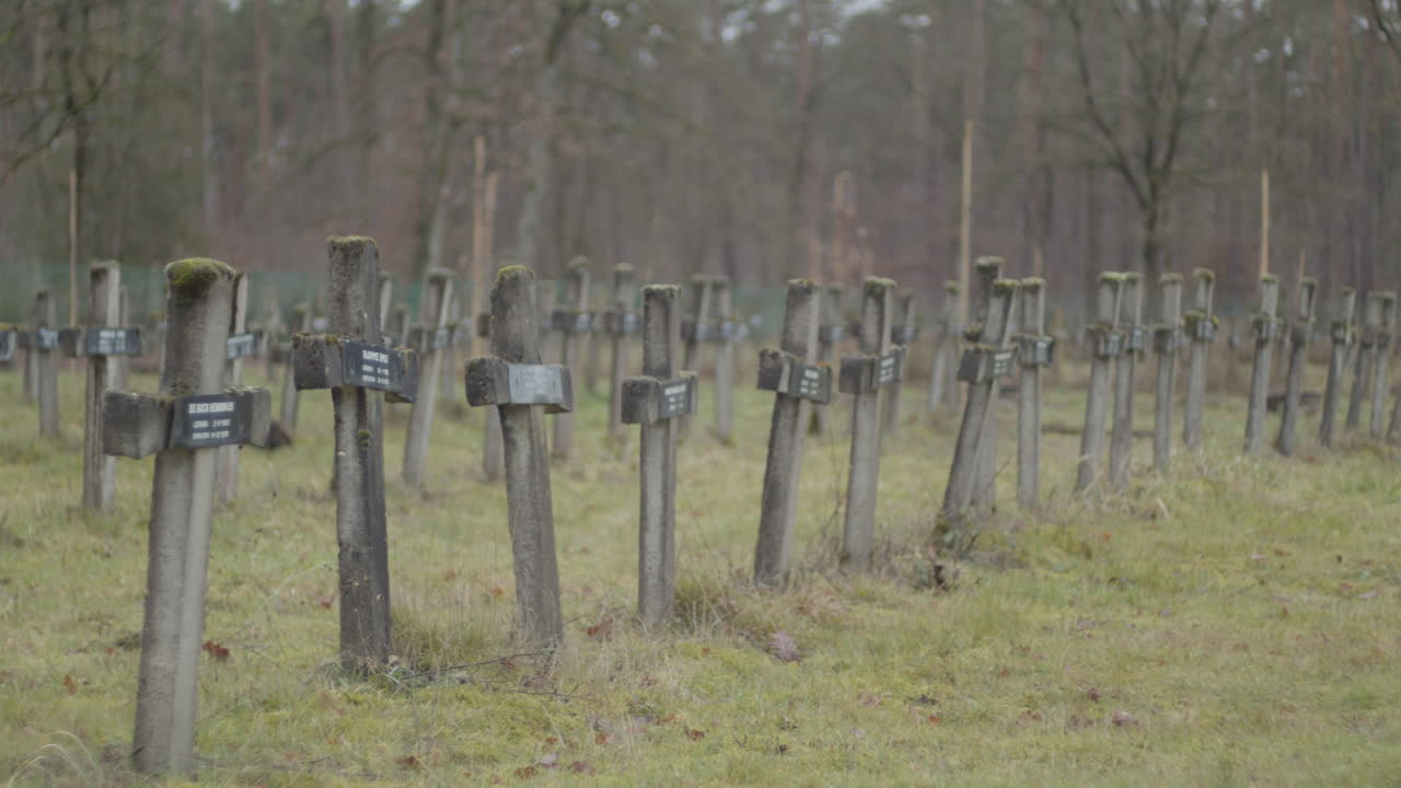 Nær panorering over gamle kors på en forladt kirkegård