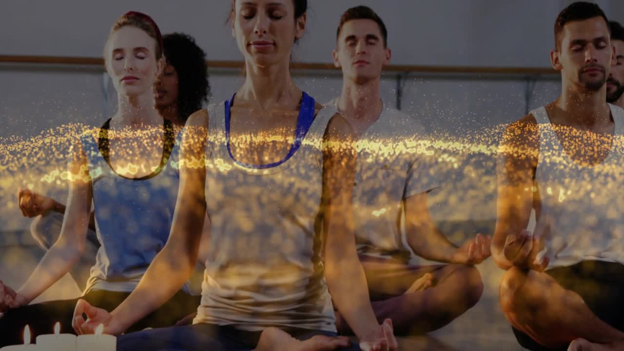 Câmera subindo em movimento panorâmico com sobreposição dourada, mostrando uma mulher sentada meditando ao centro e velas acesas brilhando para o bem-estar.