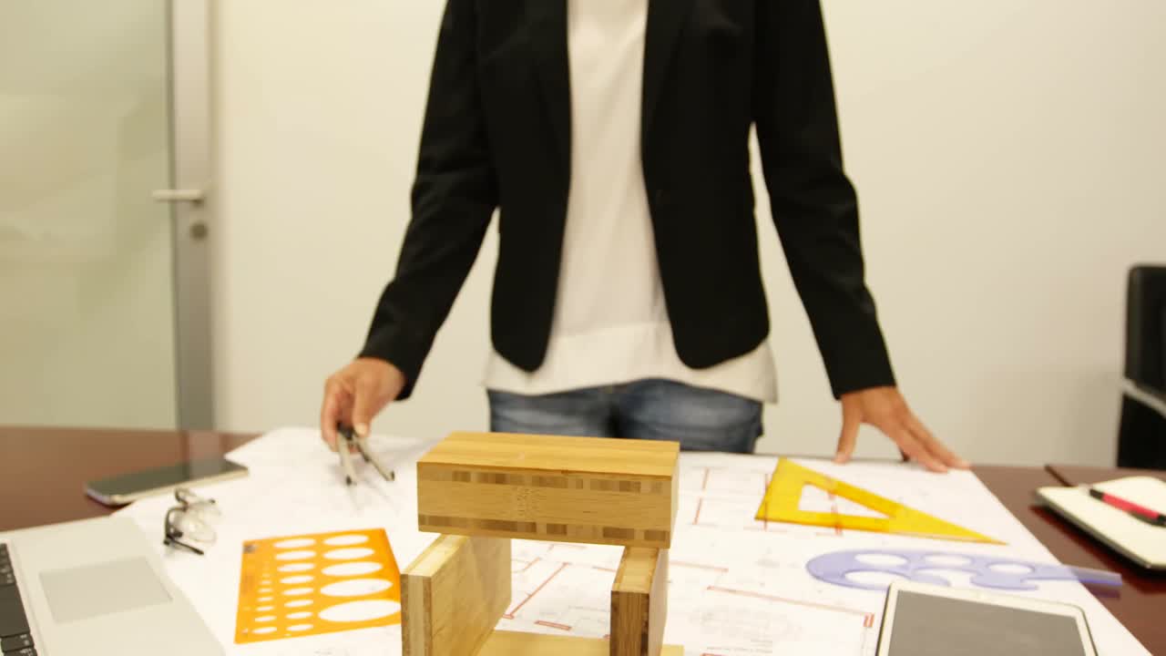 4k 책상 에서 청사진 을 작업 하는 사업가