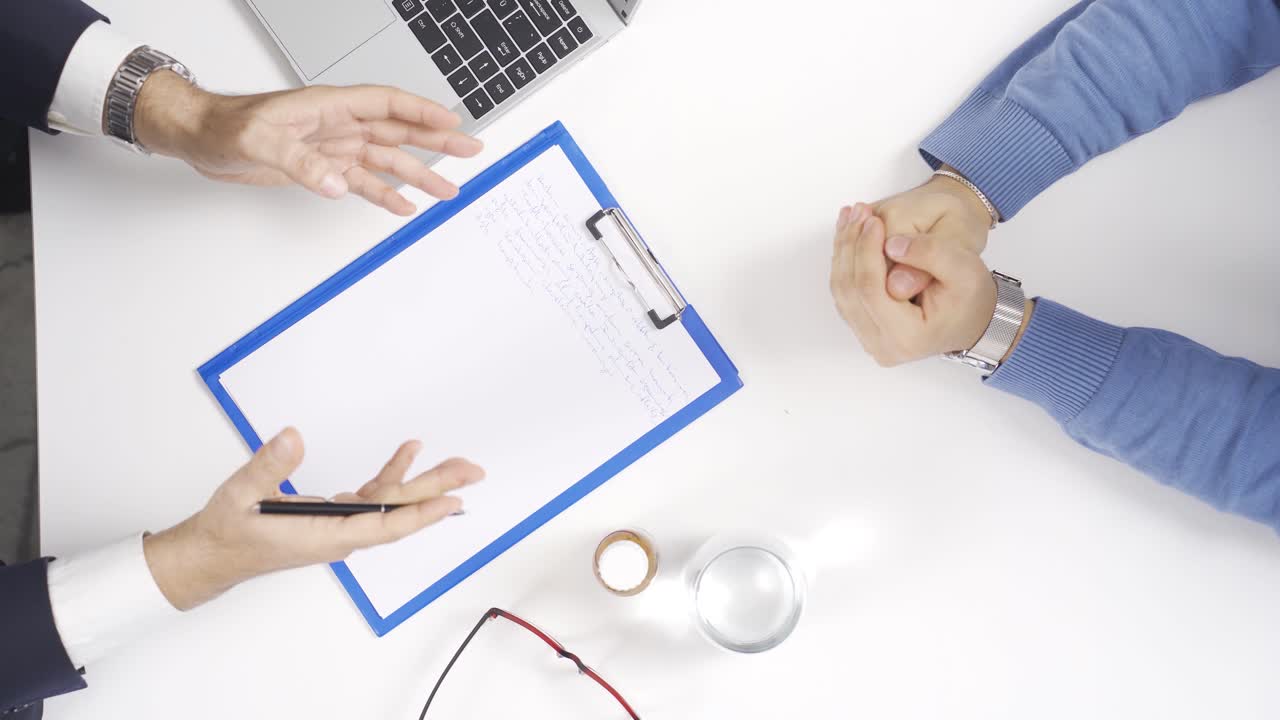 médico psiquiatra en sesión de reunión con un paciente masculino. terapeuta.