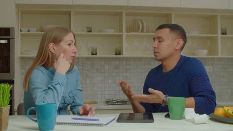 pareja atractiva con pérdida de audición administrando las finanzas familiares en la cocina