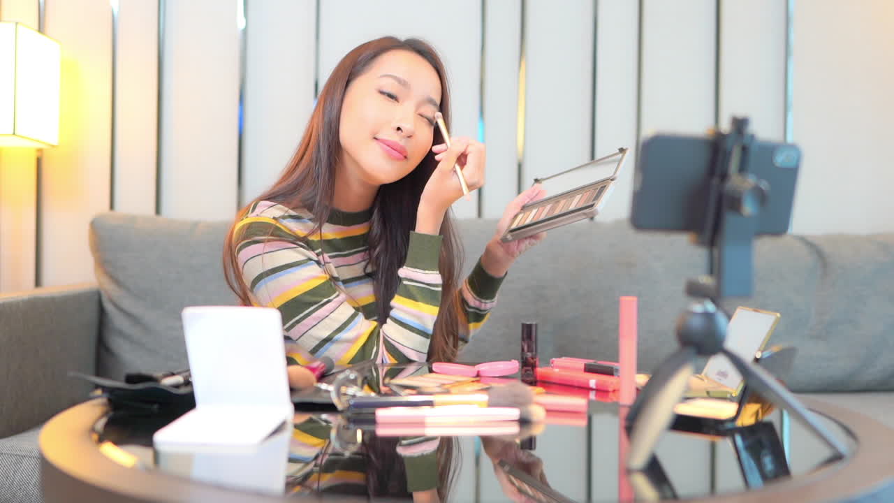Wanita Asia Blogger Makeup Merekam Video di Ponsel Pintar.