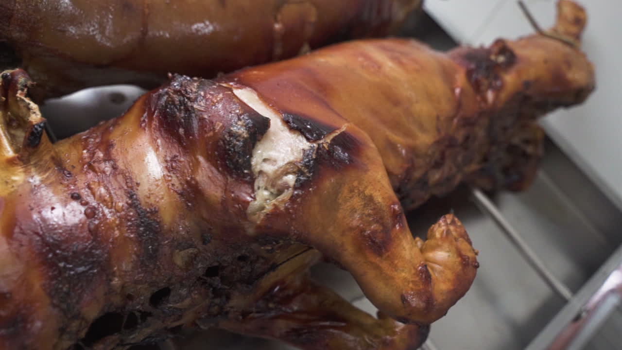 cerdo asado en soporte de refrigeración listo para ser servido - b-roll - primer plano de ángulo alto