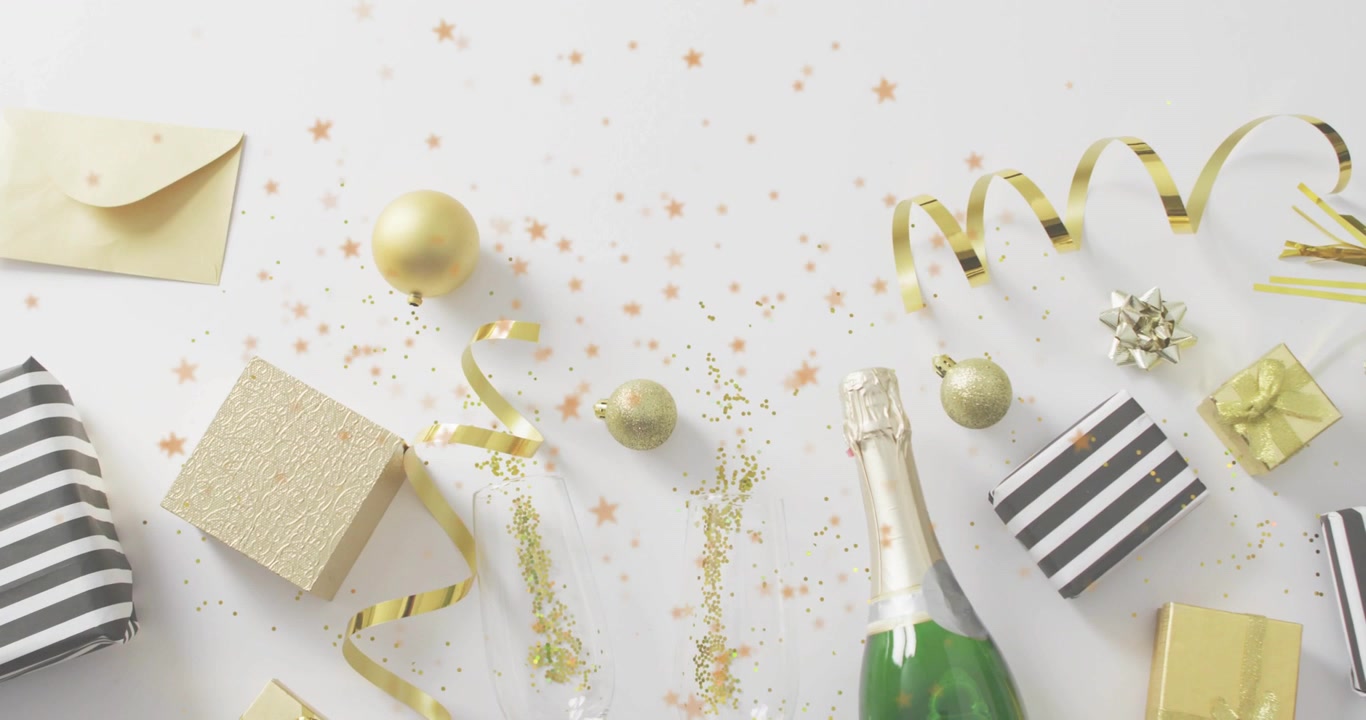Tappo di champagne che salta, coriandoli che esplodono tra i flûte, glitter che si disperdono decorando i regali.