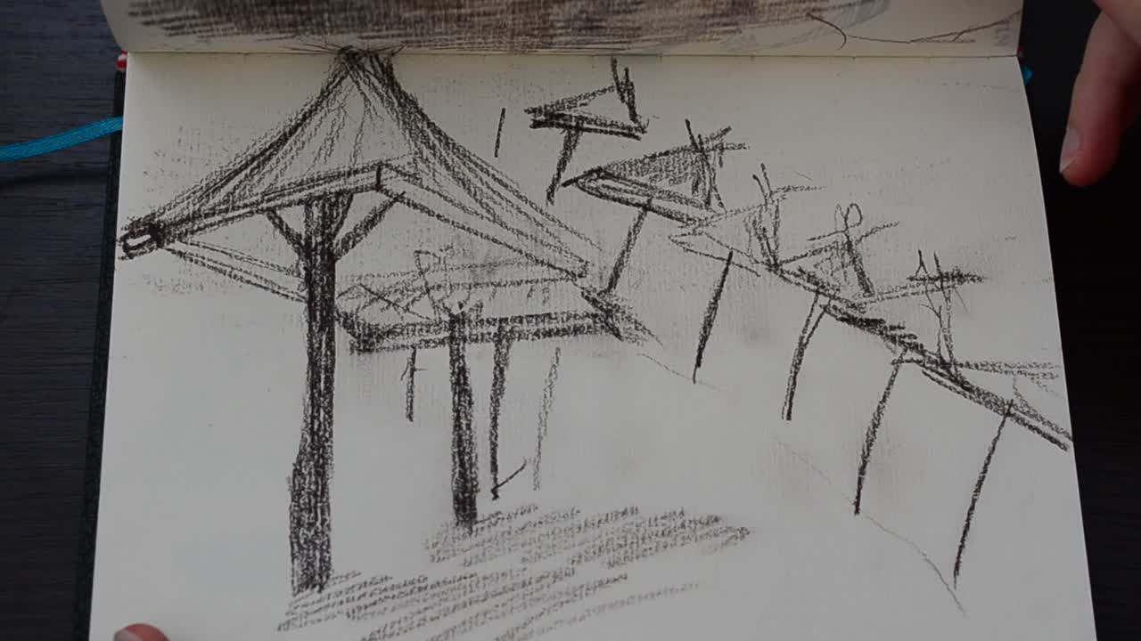 Sfogliare un quaderno da disegno con illustrazioni. Disegni e schizzi dell'artista