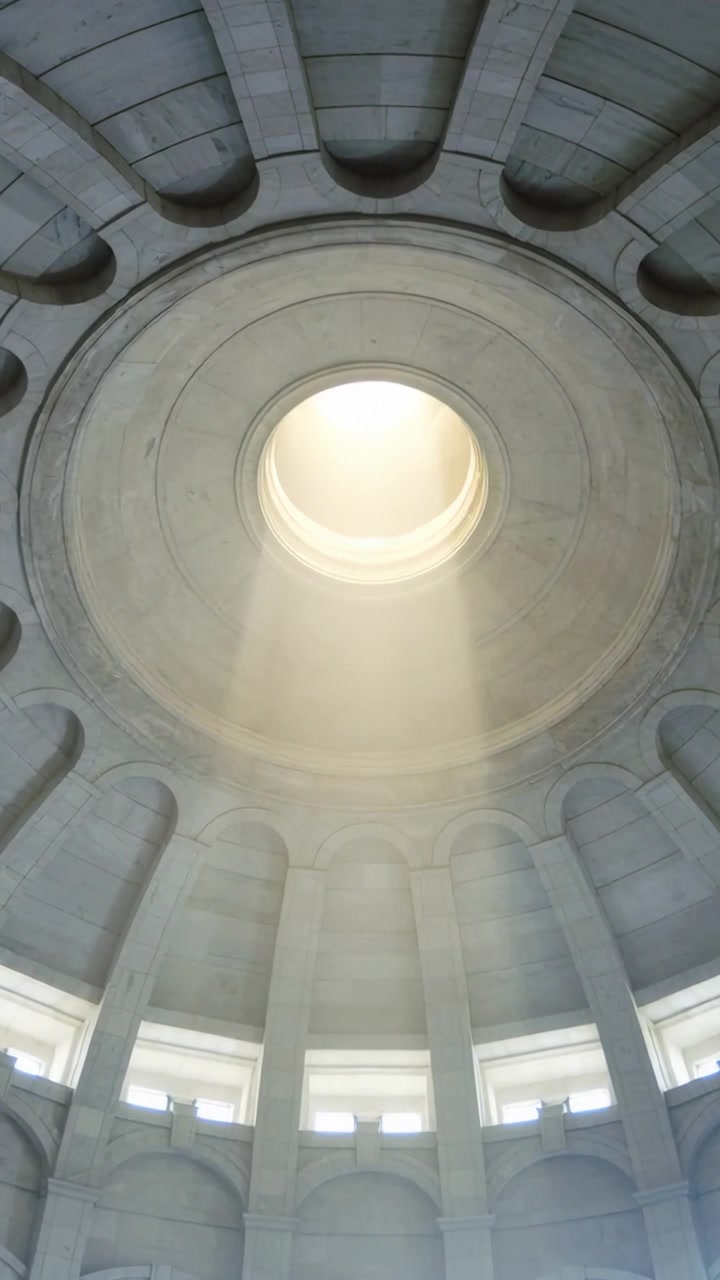Video verticale: La telecamera inquadra un oculo, con la luce solare che entra dal bordo e scende, illuminando i cassettoni della cupola.