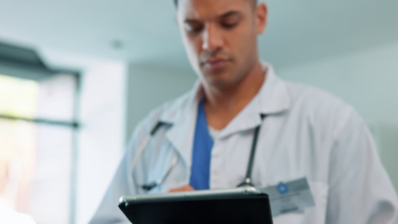 médico, pensamiento y tableta para la atención médica