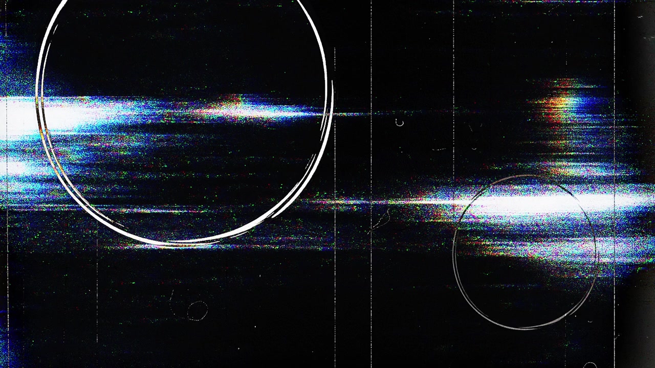 Sovrapposizione di grana cinematografica vintage ed effetto glitch con perdite di luce