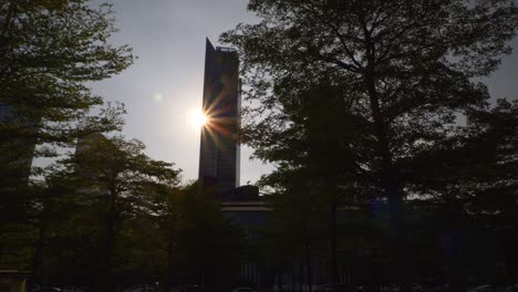 luz del sol ciudad de shenzen famoso edificio de gran altura cámara lenta panorama 4k china