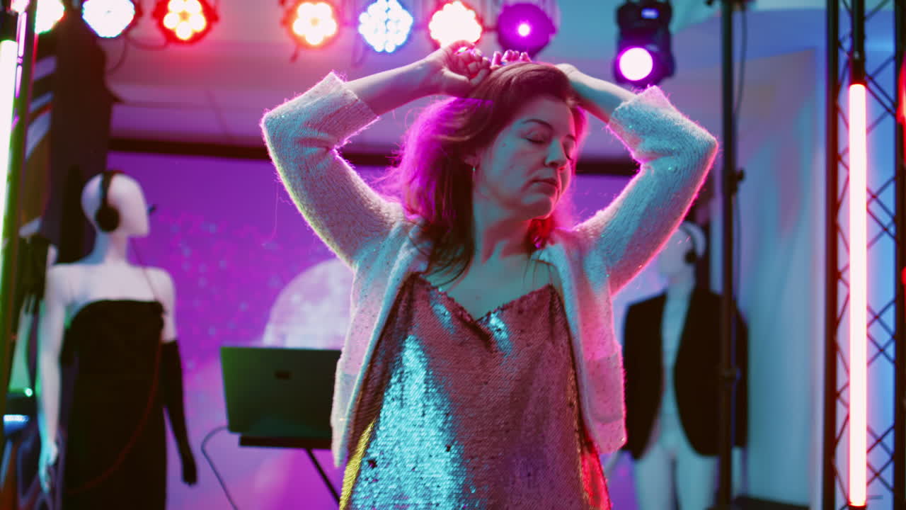 mujer bailando en una fiesta