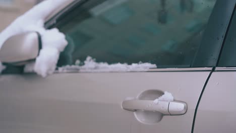 Puerta-Del-Coche-Con-Espejo-Retrovisor-Plegado-Y-Gruesa-Capa-De-Nieve