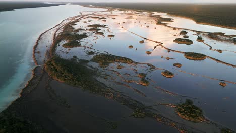 Lago-Laguna-De-7-Colores-En-Bacalar-México-Imágenes-Aéreas-Al-Atardecer