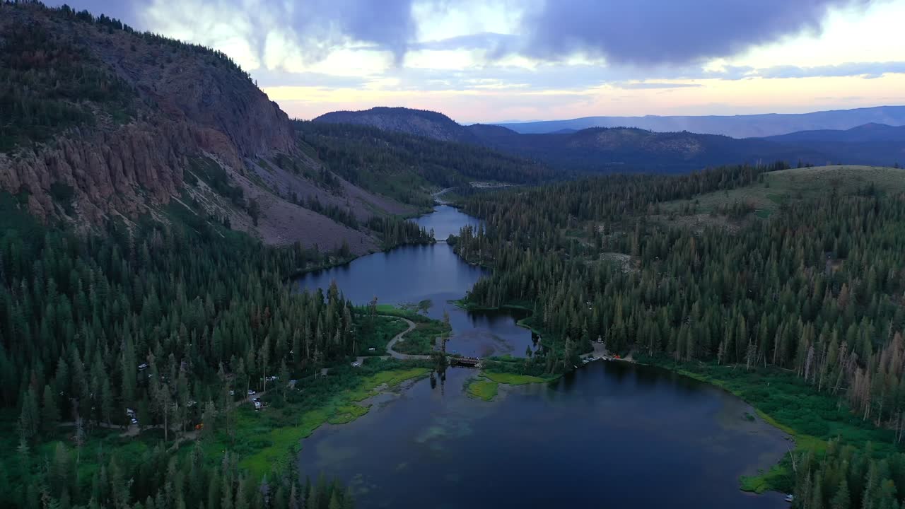 Laghi Gemelli e le montagne circostanti situati a Mammoth Lakes, California, USA - ripresa aerea con drone.