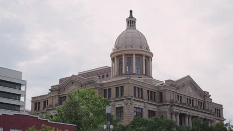 Establishing-shot-of-the-1910-Harris-County-courthouse-in-Houston,-Texas